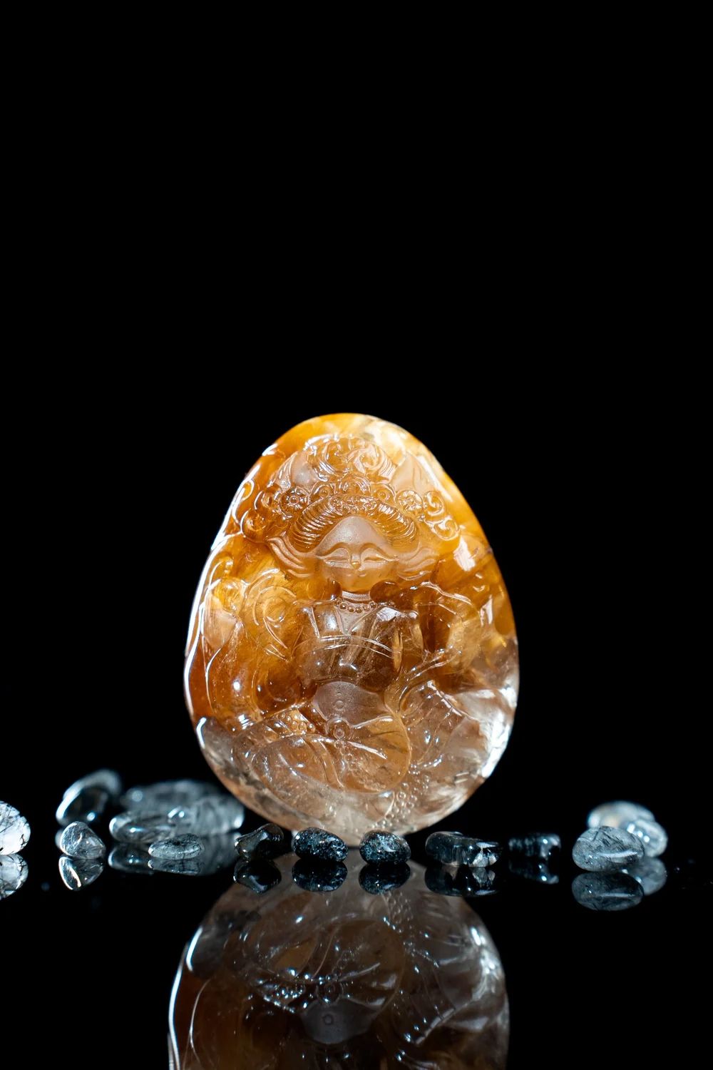 暖金色蛋形水晶雕刻作品